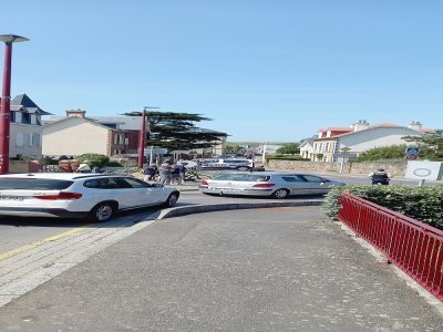 Une fois le colis suspect repéré, la circulation autour de l'église de Saint-Pair-sur-Mer a été coupée, créant des embouteillages. - Maÿlis Leclerc-de-Sonis