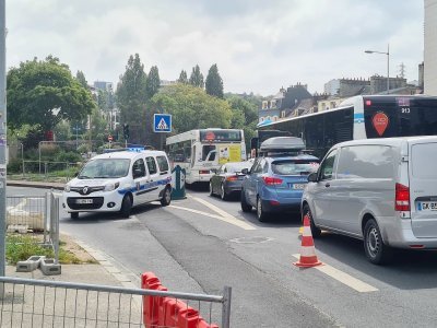 Les routes d'accès aux Éléis, la petite avenue Jean-François Millet et quai de l'Entrepôt ont été interdite d'accès par la police municipale.