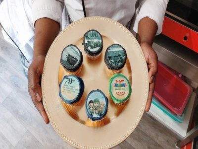 Effia Delannet a utilisé une imprimante alimentaire pour personnaliser ses cupcakes avec des images du Débarquement en Normandie. - Louis Grignard