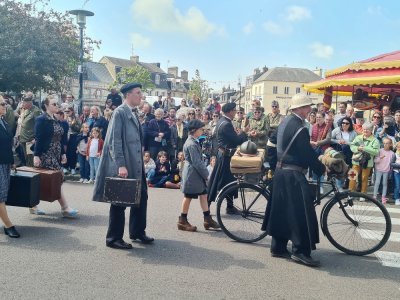 Des passionnés en costume d'époque étaient à découvrir dans le centre-ville de Carentan.