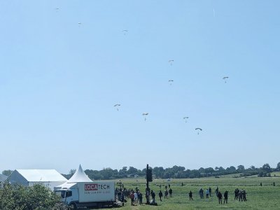 De nombreux parachutages ont été organisés dimanche 4 juin jusqu'à 14 heures environ.