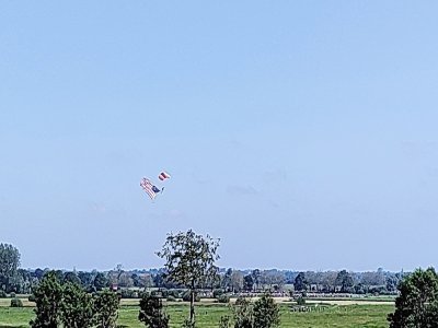 Le drapeau américain sur l'un des parachutistes.