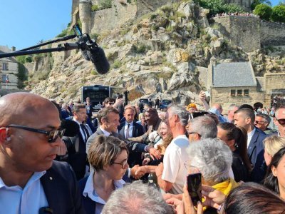 Le président de la République s'est offert un bain de foule au pied du Mont Saint-Michel.