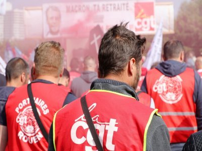 Les portuaires de Rouen toujours mobilisés contre la réforme des retraites.