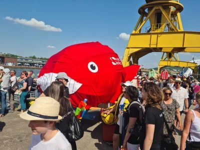 Les premières embarcations attendent leur mise à l'eau sur le quai pour La Grande Pagaille.