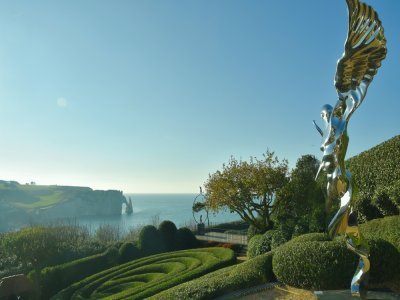 Les Jardins d'Étretat offrent un point de vue magnifique su la ville et ses falaises, et c'est reconnu par le Guide vert Michelin.
