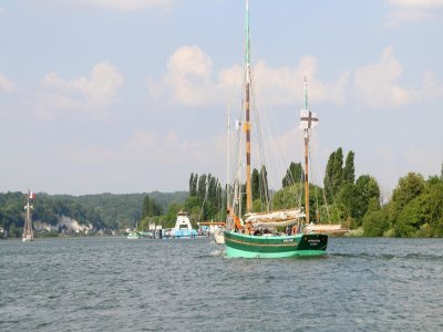 Le voilier Nébuleuse de Camaret est aussi passé à quelques mètres du Joanna Saturna pendant sa remontée de la Seine.