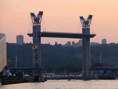 Le pont Flaubert de Rouen a été levé jeudi 8 juin vers 22 heures pour laisser passer les bateaux.