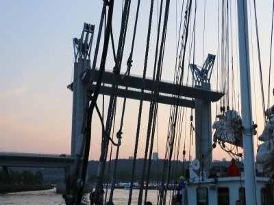 En arrivant à Rouen, le pont Flaubert était levé pour laisser passer les bateaux, l'occasion idéale pour le photographier depuis le Joanna Saturna.
