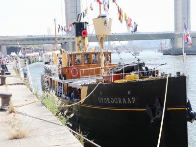 Le Hollandais Hydrograaf est un vieux bateau à vapeur ayant servi de navire hydrographique à la Marine royale néerlandaise de 1910 à 1962 avant d'être transformé en navire musée. 