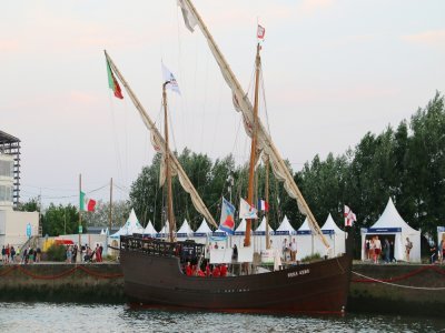 Plus discrète la caravelle Vera Cruz sert, elle aussi, de navire école pour les voyages d'étude sur les navires portugais des XVe et XVIe siècles.