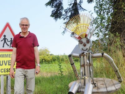 Éric Courteille, le maire de Buais, espère que cette animation va attirer des touristes pour découvrir ce territoire de la Manche. Ici à côté de l'une des sculptures créée par un habitant.