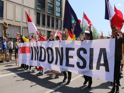 Les marins indonésiens du Bima Suci étaient fiers de tenir leur banderole lors du défilé du mercredi 14 juin.