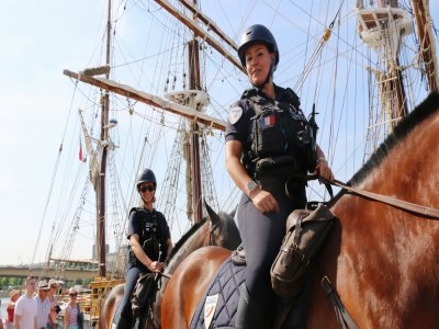 Roxanne Ruiz et Gaelle Guichard patrouillent sur les quais rive droite de Rouen pour l'Armada 2023.