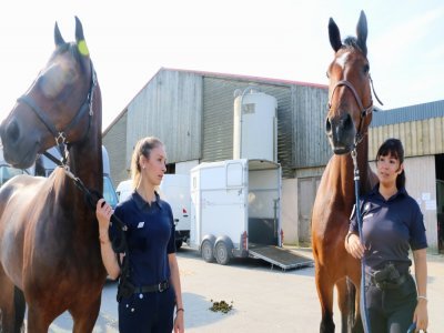 Gaelle Guichard et Roxanne Ruiz vont mettre leurs chevaux dans le camion avant d'aller patrouiller sur les quais pour l'Armada de Rouen