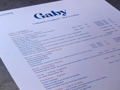 À la crêperie Gaby dans le quartier du Vaugueux à Caen, une carte d'une quinzaine de cidres est proposée.