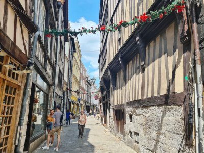 Ce n'est pas un rêve, la rue Massacre de Rouen est bien décorée de guirlandes de Noël en plein mois de juin.