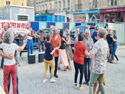 Les branchés du folk sur la place du Palais.