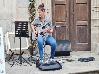 Cover de musique rock sous le porche de la basilique.