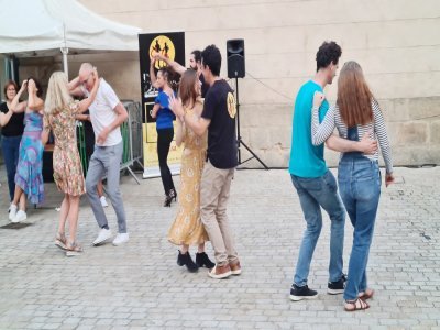 Cours de salsa au pied de la Halle au blé.