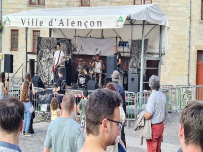 Le groupe de métal Rawn sur la place de la Magdeleine.