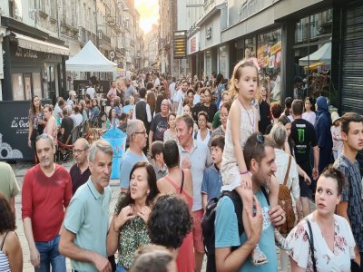 La foule, aussi, dans la rue aux Sieurs.