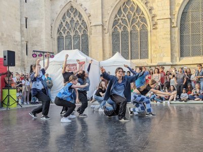 Les membres d'Amalgame ont dansé sur la scène de Normandie Salsa devant l'église Saint-Pierre. - Joanne Lehoux