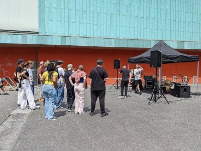 L'esplanade du Cargö est devenue une scène de concert, avec pas moins de douze groupes. - Joanne Lehoux