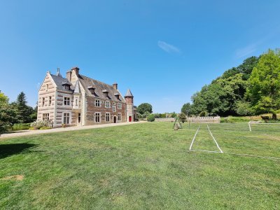 Le château, bâti au XVIe siècle, a été agrandi au XIXe et a subi une rénovation dernièrement. 