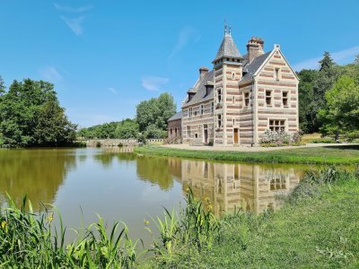 Le château est entouré d'eau, pour le bonheur du jeune Pierre de Coubertin.