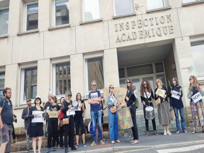 Après Valognes, des enseignants se sont rendus à Saint-Lô pour manifester devant les services départementaux de l'Éducation nationale.