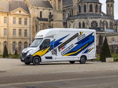 Le camion-atelier d'Alexis Lebeurier sur le parvis de la mairie de Caen avant l'incendie. - Donas