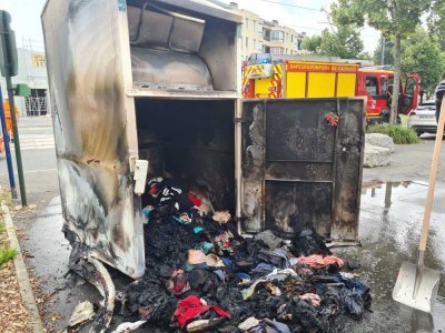 Un container à vêtements incendié dans la nuit dans le quartier de la Guerinière à Caen.