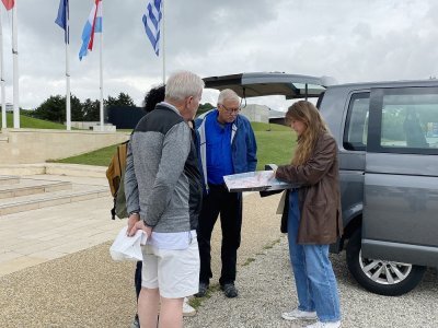 Le départ de la visite se fait du Mémorial de Caen. Le transport vers les plages est assuré en minivan.