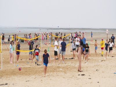 Trois cents collégiens du Calvados ont profité des sports et des activités proposés par l'UNSS sur la plage d'Asnelles ce mercredi après-midi. - Louis Grignard