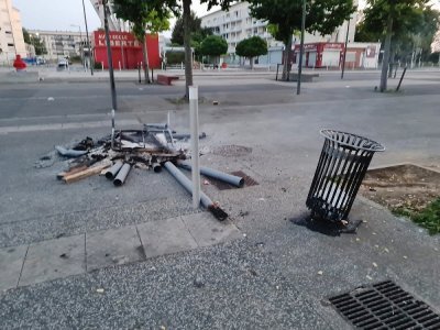 Feux de poubelles, dégradations de mobilier urbain… se sont multipliés toute la nuit dans le quartier de la Guérinière.