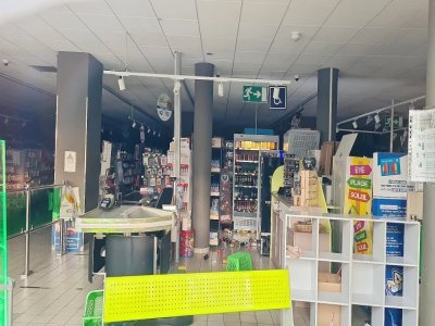 L'intérieur du magasin d'alimentation Carrefour Contact dans le quartier de la Grâce de Dieu à Caen.