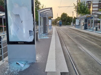 Des abris de tramway endommagés à Caen.