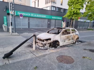 Dans le quartier de la Guérinière, à Caen, plusieurs véhicules ont été détruits.