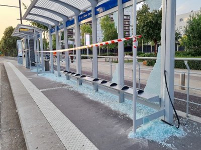 Des abris de tramway endommagés dans le quartier de la Grâce de Dieu.