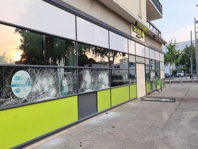 Dans le quartier de la Grâce de Dieu, le magasin d'alimentation Carrefour Contact a été endommagé.