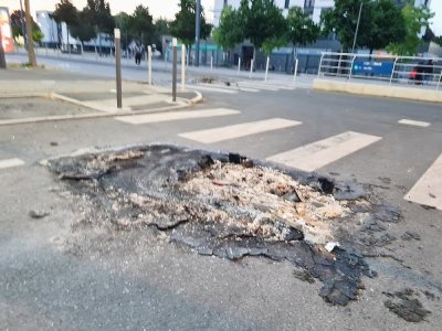 Les dégâts après une nouvelle nuit de violences dans le quartier de la Guérinière à Caen.