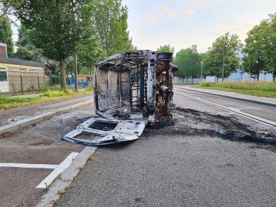 Un véhicule détruit et de nombreux barrages sur les voies entre Rouen et Bihorel.