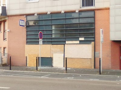 Les vitres du commissariat du quartier de l'Eure au Havre ont été brisées. - Philippe Demeillers