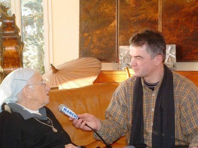 Sœur Emmanuelle interviewée par le père Jean-Luc Lefrançois, au micro à l'époque de… Radio Manche ! - Archives