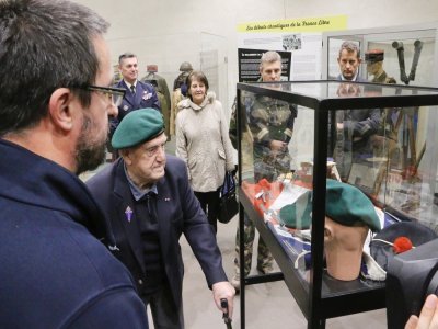 Léon Gautier, visitant l'exposition de l'Airborne Museum consacrée en partie au commando Kieffer. Ici, avec le conservateur Eric Belloc, en décembre 2019.