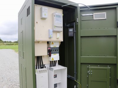 L'objet le plus important, avec l'eau, est cette armoire électrique. Elle est sécurisée, c'est-à-dire qu'elle coupe le courant en cas de détérioration. Elle permet aussi de voir la consommation électrique des groupes, avec des compteurs Linky.