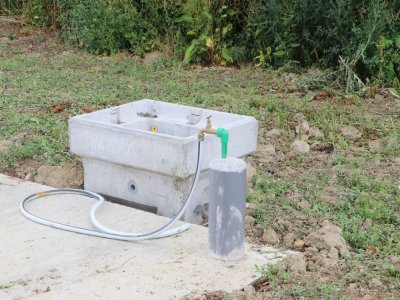 Sur le terrain, il y a trois robinets pour avoir de l'eau, mais aussi une cuve pour les eaux usées.