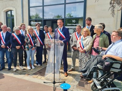 À Cherbourg, le maire Benoît Arrivé a aussi pris la parole lors du rassemblement citoyen.