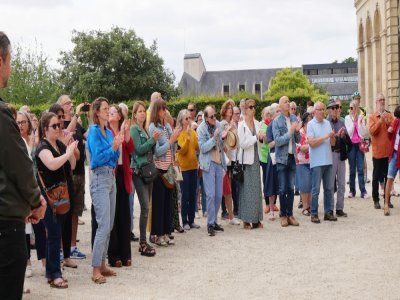 Environ 300 citoyens et élus se sont rassemblés devant l'hôtel de ville de Caen. - Louis Grignard